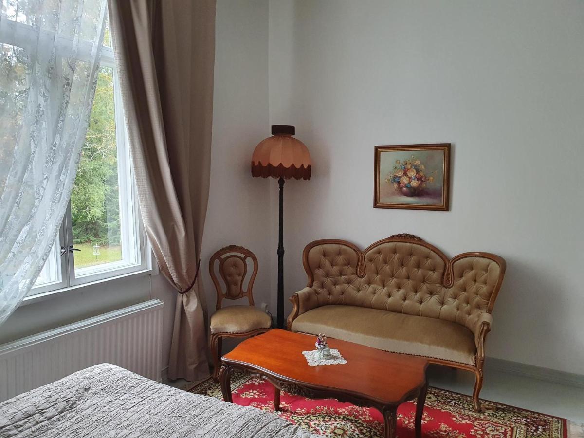Neitsytniemen Kartano Hotel Virasoja Buitenkant foto