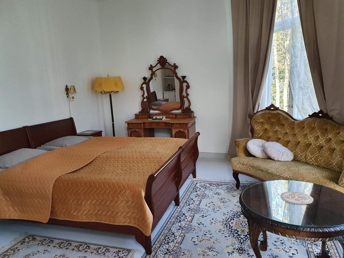 Neitsytniemen Kartano Hotel Virasoja Buitenkant foto
