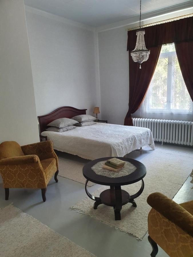 Neitsytniemen Kartano Hotel Virasoja Buitenkant foto